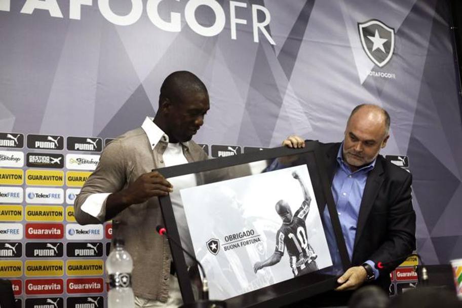 Il regalo d&#39;addio che il presidente del Botafogo ha consegnato a Seedorf durante la conferenza stampa a Rio de Janeiro. Reuters
